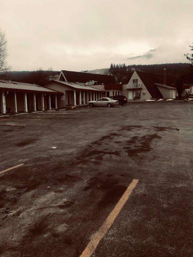 Selkirk Inn Голден Екстер'єр фото